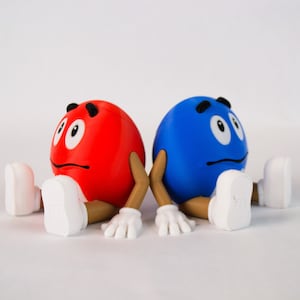 Figura de M&M - Impresión 3D - Versión de 10 cm de alto, ¡Varios colores! Porta caramelos o lápices con compartimento - ¡Varios tamaños disponibles!