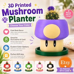 Puede incluir: Una maceta de hongo impresa en 3D con un sombrero morado y un tallo color crema, sobre una base circular verde. La maceta contiene un pequeño cactus con una flor morada. El texto incluye 3D Printed Mushroom Planter y Choose Your Color.