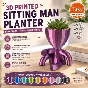 Könnte beinhalten: Ein 3D-gedruckter violetter Übertopf in Form einer sitzenden Figur mit gebogenen Gliedmaßen, der eine grüne Sukkulente enthält. Das Bild enthält den Text: 3D PRINTED SITTING MAN PLANTER, DESK DECOR, CHOOSE YOUR COLOR, UNIQUE DESK DECOR, CUSTOM COLOR OPTIONS.