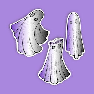 Op de afbeelding: Drie witte geesten met paarse en grijze gradiënten. De geest in het midden heeft een paarse bloemenkrans.