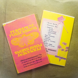 Może przedstawiać: Dwie pocztówki. Jedna jest różowa i pomarańczowa z napisem "PERMANENT POSSESSIONS" i grafiką motyla. Druga jest żółta z listą przedmiotów takich jak "Wrist Watch" i kwiatowym wzorem.