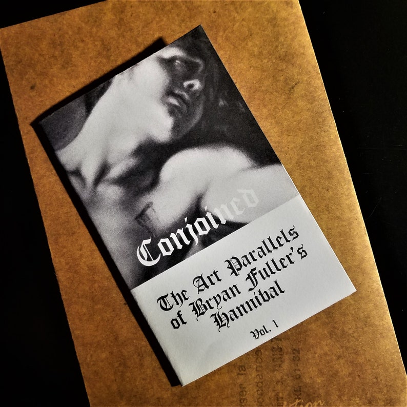 Może przedstawiać: Biała książeczka z tytułem "Conjoined: The Art Parallels of Bryan Fuller's Hannibal, Vol. 1" wydrukowanym czarnym kolorem. Okładka przedstawia czarno-białe zdjęcie twarzy i ramienia.