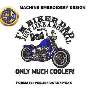 Puede incluir: Diseño de bordado a máquina de una motocicleta azul con el texto "I'm biker dad just like a normal dad only much cooler!" y el texto "Formatos: PES/JEF/DST/EXP/XXX".