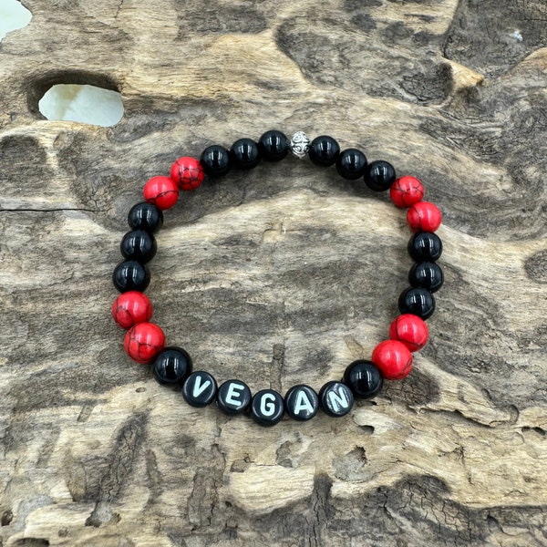 Bracelet inscription Vegan en Howlite teintée rouge et Agate noire 8mm