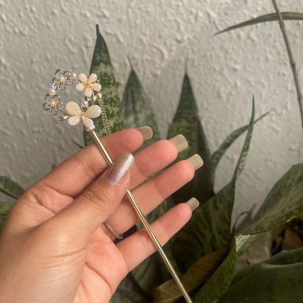 Vintage Charm: Retro Flower Hair Stick with Tassel, Pearl, and Butterfly Embellishments - Elegant Hanfu and Hairpin Accessories