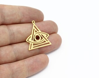 Peut inclure: Breloque en métal doré représentant un œil à l'intérieur d'un triangle. Le breloque a une boucle en haut pour l'attacher à des bijoux.