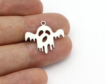 Pode incluir: Encanto de metal prateado em forma de fantasma com uma cara assustadora. O fantasma tem um furo na parte superior para pendurar.