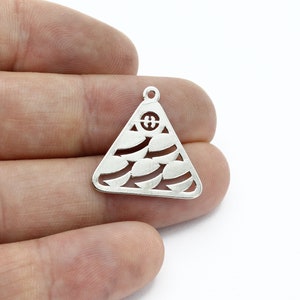Könnte beinhalten: Silberner Dreiecksanhänger mit einem ausgeschnittenen Design aus überlappenden Kreisen und einem kleinen Kreis in der Mitte.