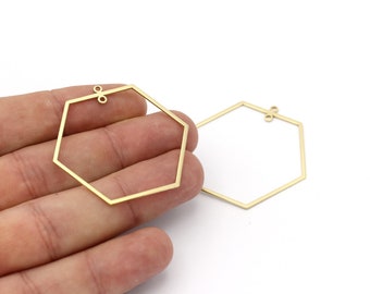 Peut inclure: Deux cerceaux hexagonaux en métal de couleur dorée avec des anneaux de saut. Les cerceaux mesurent environ 5 cm de diamètre.