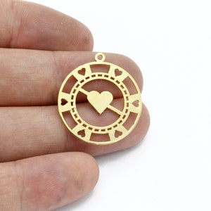 Pingente redondo de moeda de pôquer banhado a ouro 24k, amuletos de Las Vegas, medalhão de coração, amuleto de cassino, colar de moedas de pôquer, achados cortados a laser, SH-3275