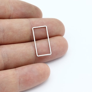 Peut inclure: Un cadre rectangulaire en métal argenté avec une finition lisse et polie. Le cadre est vide et prêt à être utilisé pour une variété de projets d'artisanat.