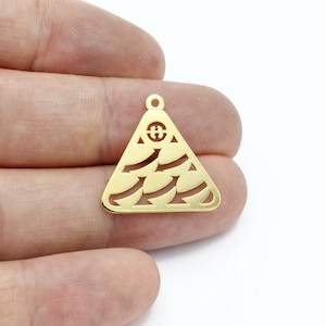 Puede incluir: Colgante de metal dorado en forma de triángulo con un diseño recortado de un triángulo de billar.