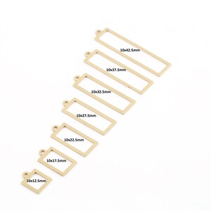 Pode incluir: Conjunto de sete pingentes retangulares de metal dourado com diferentes tamanhos. Os pingentes t&ecirc;m um la&ccedil;o na parte superior para prender a joias ou outras manualidades. Os tamanhos est&atilde;o etiquetados em mil&iacute;metros: 10x12.5mm, 10x17.5mm, 10x22.5mm, 10x27.5mm, 10x32.5mm, 10x37.5mm e 10x42.5mm.
