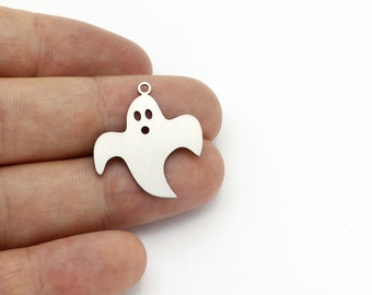 Pode incluir: Encanto de fantasma de metal prateado com dois pequenos círculos para os olhos. O encanto tem a forma de um fantasma com uma cabeça redonda e braços e pernas flutuantes.