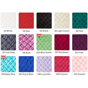 Puede incluir: Una colecci&oacute;n de lana de punto grueso en varios colores, incluyendo blanco, rojo, negro, crema claro, verde azulado, gris carb&oacute;n, rosa, verde menta, burdeos, ciruela, azul beb&eacute;, azul real, lavanda, fucsia y polvo. Cada color est&aacute; etiquetado con un n&uacute;mero.