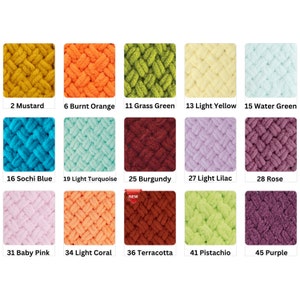 Puede incluir: Una colecci&oacute;n de muestras de hilo de punto grueso de colores. Los colores incluyen mostaza, naranja quemado, verde hierba, amarillo claro, verde agua, azul Sochi, turquesa claro, burdeos, lila claro, rosa, rosa beb&eacute;, coral claro, terracota, pistacho y morado.