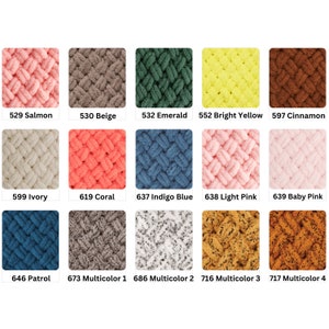 Puede incluir: Una colecci&oacute;n de lana de punto grueso en varios colores, incluyendo salm&oacute;n, beige, esmeralda, amarillo brillante, canela, marfil, coral, azul &iacute;ndigo, rosa claro, rosa beb&eacute;, patrulla y varias opciones multicolores. Cada color est&aacute; etiquetado con un n&uacute;mero.