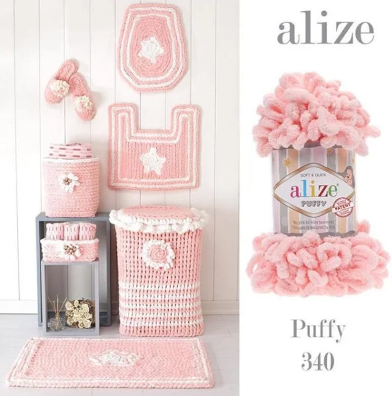 Puede incluir: Colecci&oacute;n de accesorios de ba&ntilde;o de ganchillo rosa y blanco, que incluyen una funda para el asiento del inodoro, una alfombra y una cesta para la ropa. Los accesorios est&aacute;n decorados con motivos de estrellas y flores. Tambi&eacute;n se muestra una lata de hilo "alize puffy".