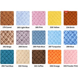 Puede incluir: Muestras de hilo de punto grueso en varios colores, incluyendo camel, azul claro, rosa, amarillo y ladrillo. Cada muestra est&aacute; etiquetada con un n&uacute;mero y nombre de color. El hilo tiene una apariencia suave y texturizada, ideal para tejer.