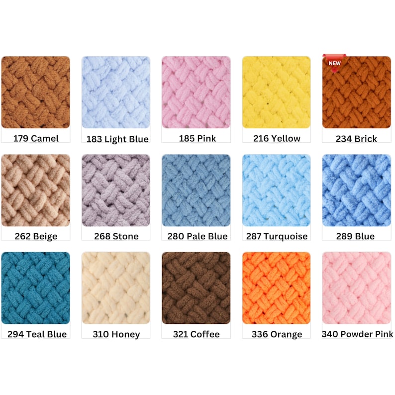 Puede incluir: Muestras de hilo de punto grueso en varios colores, incluyendo camel, azul claro, rosa, amarillo y ladrillo. Cada muestra est&aacute; etiquetada con un n&uacute;mero y nombre de color. El hilo tiene una apariencia suave y texturizada, ideal para tejer.