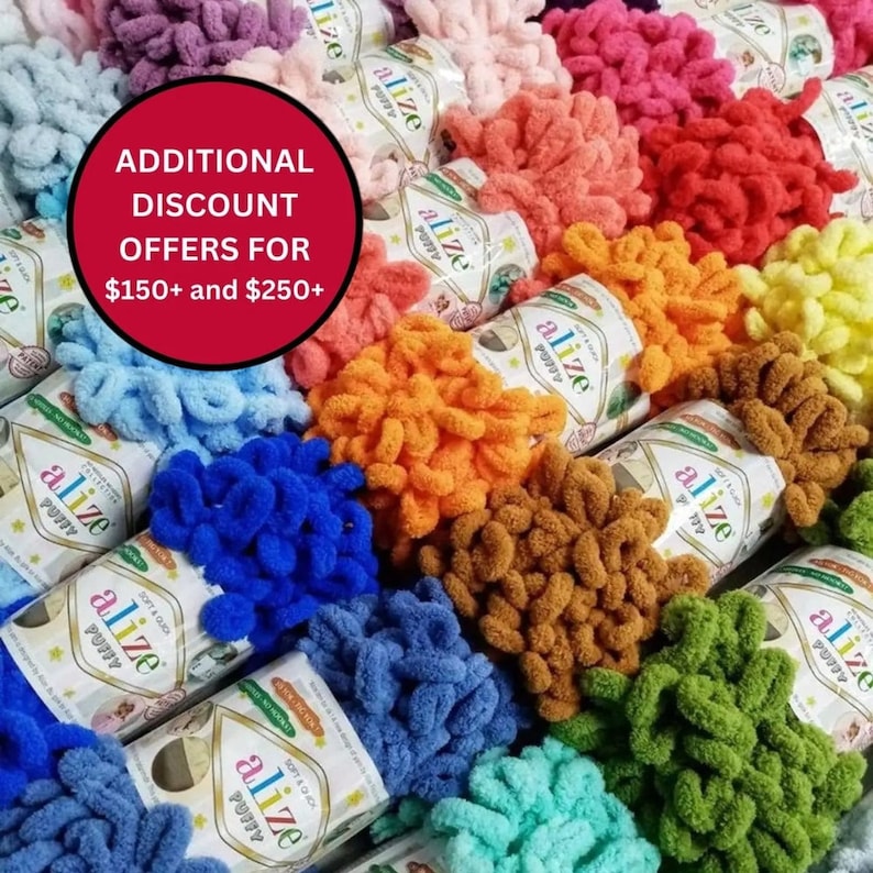Puede incluir: Una colecci&oacute;n de ovillos de lana Alize Puffy en varios colores, incluyendo morado, rosa, rojo, naranja, amarillo, azul, marr&oacute;n y verde. Cada ovillo est&aacute; etiquetado con la marca Alize y detalles del producto. Un c&iacute;rculo rojo con texto blanco dice "OFERTAS DE DESCUENTO ADICIONALES PARA $150+ y $250+".