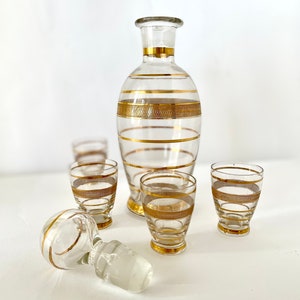 Antieke Venetiaanse mondgeblazen glazen likeurset / Italiaans glas jaren 30 / Karaffles met 4 goudkleurige versierde shotglaasjes