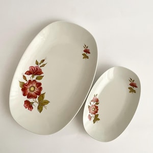 Par ovala vita porslinstallrikar med mörkrosa blomsterdekorationer / Vintage italiensk Monopoli 1960-tal