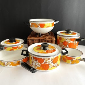 Vintage enamel cookware set / made in Italy 80s / enamel pan / vintage pots and lids / flowered pot