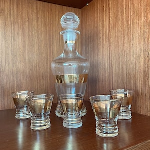 Antiek Venetiaans mondgeblazen glazen likeurstel / Italiaans glas uit de jaren 30 / karaffles met 5 goud gedecoreerde glazen