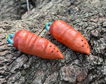 Vintage 1950s Japan pepper shape shakers