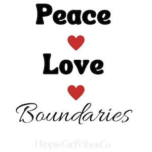 以下が含まれることがあります： 白地に「Peace Love Boundaries」の文字が黒で書かれ、各単語の間に赤いハートのシンボルがあります。「HippieGirlVibesCo」の文字が下にあります。