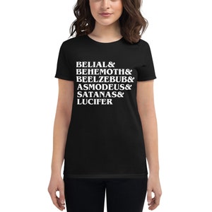 Puede incluir: Camiseta negra para mujer con texto blanco que dice "Belial & Behemoth & Beelzebub & Asmodeus & Satanas & Lucifer"