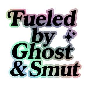 Puede incluir: Una pegatina holográfica con el texto "Fueled by Ghost & Smut" en negrita negra, delineado con un degradado arcoíris. Dos pequeños gráficos de estrellas brillantes están a la derecha del texto, sobre un fondo blanco.