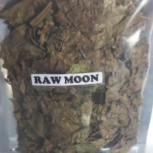 以下が含まれることがあります： 「RAW MOON」とラベル付けされた、乾燥した茶葉が詰まった透明なビニール袋。