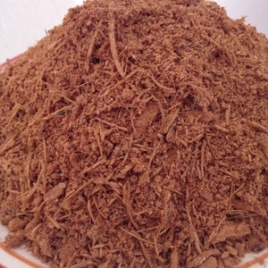 Puede incluir: Primer plano de un montón de fibra de coco marrón, una fibra natural utilizada como medio de cultivo para plantas.