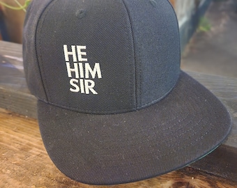 Er Him Sir Pronomen Schwarz Flatbill Cap Snapback Hut