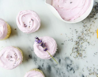 Zitronen Cupcakes mit Lavendel Frosting/Zuhause backen Cupcake Mischung/Zitronen Lavendel/Cupcake Back Kit/Gourmet Backmischung/Backmischung/Kulinarisches