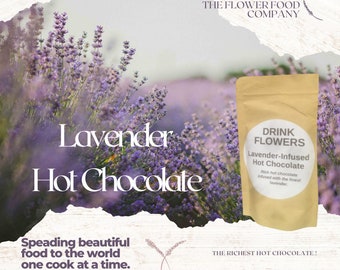 Op de afbeelding: Een bruine papieren zak met een wit etiket waarop staat "DRINK FLOWERS Lavender-Infused Hot Chocolate Rich hot chocolate infused with the finest lavender." De zak ligt op een veld met paarse lavendelbloemen. De tekst "Lavender Hot Chocolate" staat in witte letters op een witte achtergrond in de linkerbenedenhoek van de afbeelding. De tekst "THE RICHEST HOT CHOCOLATE!" staat in witte letters op een witte achtergrond in de rechterbenedenhoek van de afbeelding.