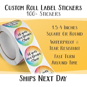 Op de afbeelding: Rol met aangepaste etiket stickers met een regenboogontwerp en de tekst "Let your own design shine". De stickers zijn 1,5 tot 4 inch groot en kunnen vierkant of rond zijn. Ze zijn waterdicht en scheurbestendig. De rol met stickers wordt de volgende dag verzonden.