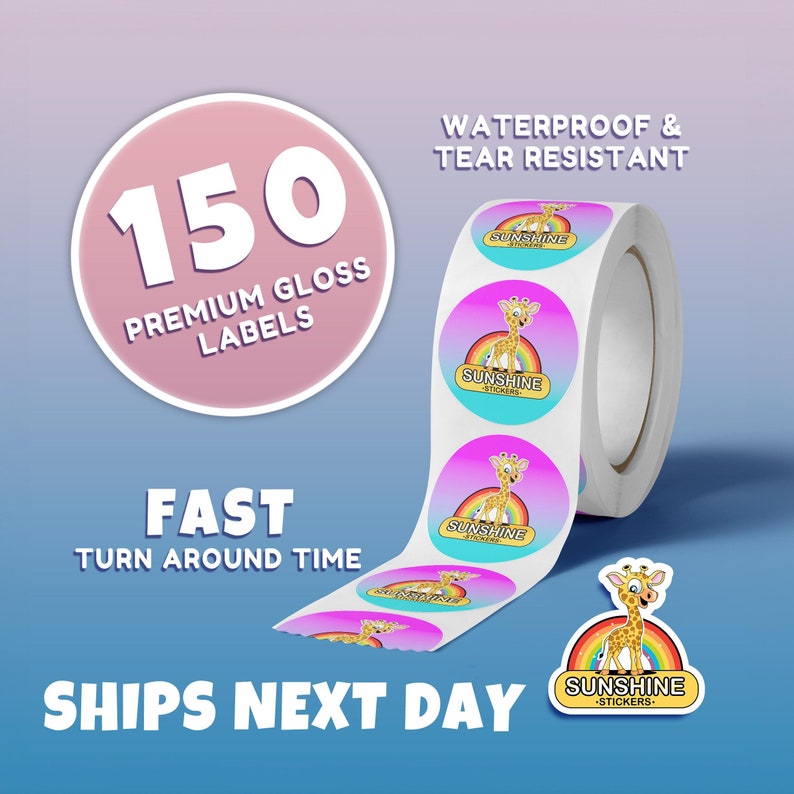 Pode incluir: Um rolo de 150 etiquetas brilhantes, imperme&aacute;veis e resistentes a rasgos, com um desenho animado de uma girafa com um arco-&iacute;ris e o texto "SUNSHINE STICKERS".