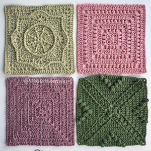 Könnte beinhalten: Vier quadratische Häkelmotive in Salbeigrün, Altrosa, Mauve und Waldgrün. Oben links ein kreisförmiges Mandalamuster, oben rechts ein strukturiertes Noppenmuster, unten links ein klassisches Quadrat und unten rechts diagonale Noppenlinien. Text: Urban Collection und @meemamakes.