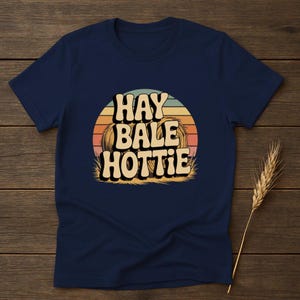 Camiseta Hay Bale Hottie, camiseta gráfica retrô de fazenda, camiseta estilo sulista, camiseta divertida inspirada em fazenda, camiseta vida no campo, camiseta inspirada em fazenda
