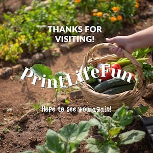 Op de afbeelding: Een rieten mand gevuld met verse producten, waaronder komkommers, tomaten en selderij. De mand staat op de grond in een tuin. De tekst "PrintLifeFun" is over de afbeelding gelegd, samen met de boodschap "Bedankt voor uw bezoek! Tot ziens!"