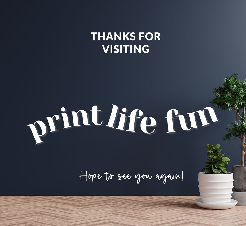 Pu&ograve; includere: Un muro blu scuro con il testo "THANKS FOR VISITING print life fun Hope to see you again!" in bianco. Due piante in vaso sono in primo piano, una con un vaso bianco e l'altra con un vaso grigio.