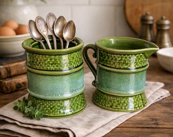 Juego de cremera y azucarero de cerámica verde vintage para decoración rústica de cocina estilo cabaña.
