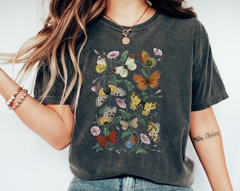 T-shirt vintage con fiori di farfalla e colori confortevoli. T-shirt Boho Cottagecore. T-shirt Flora Fauna Fairycore. Camicia a farfalla oversize