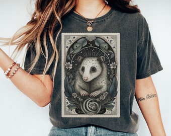 Camisa de cartas de tarô gambá, camisa de gambá, camiseta de gambá, camisa Comfort Colors® Witchy, camiseta de cartas de tarô, gambá engraçado, academia escura