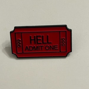 以下が含まれることがあります： 「HELL ADMIT ONE」と黒文字で書かれた、赤色の金属製のチケット型のピン。両側に「666」の数字が書かれている。