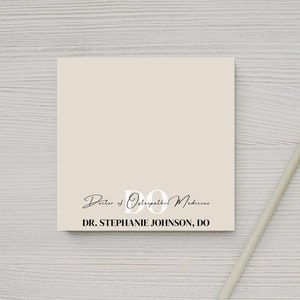 以下が含まれることがあります： 下部に「DO Doctor of Osteopathic Medicine DR. STEPHANIE JOHNSON, DO」というテキストが印刷された、空白のベージュのメモ帳です。