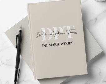 Könnte beinhalten: Ein beiger Notizblock mit dem Text "DPT Doctor of Physical Therapy" und "DR. MARIE WOODS" in schwarzer Schrift.